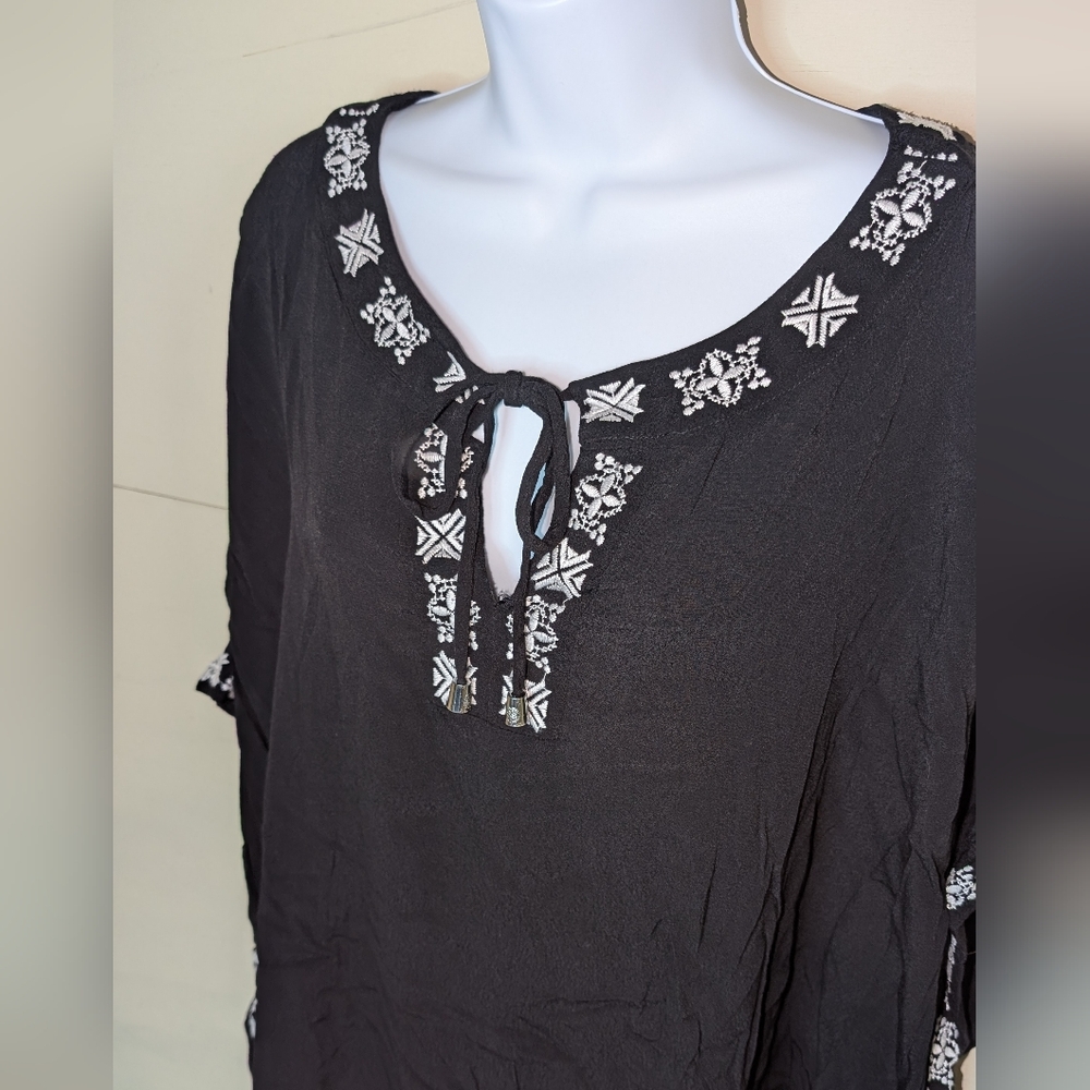 Vince Camuto Swim Cover Up Black with White Embroidery - Picture 2 of 7